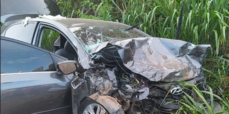 Acidente envolvendo três veículos deixa trânsito em pare e siga na BR-101 em Fundão