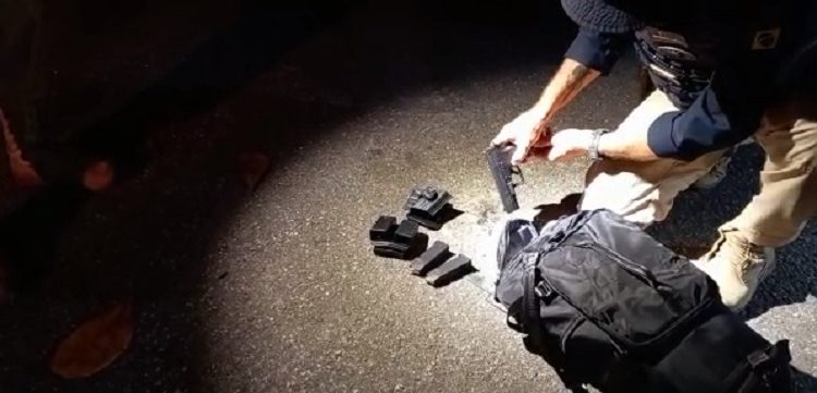 PRF prende jovem transportando arma de favela do RJ para Vila Velha