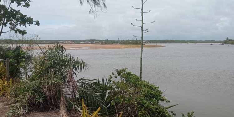 Ação do mar continua e pode destruir Barra Nova, em São Mateus, diz ambientalista