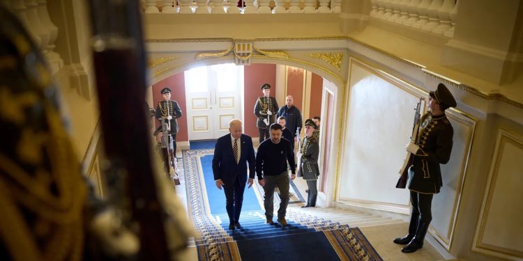 Biden faz viagem surpresa a Kiev e  anuncia ajuda de US$ 500 milhões