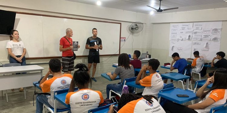 Ex-atleta do Santos, Pogito ajuda a divulgar Projeto Campeões de Futuro nas escolas de São Francisco Ex-atleta do Santos, Pogito ajuda a divulgar Projeto Campeões de Futuro nas escolas de São Francisco