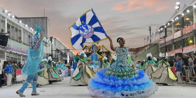 Carnaval de Vitória tem primeira noite animada; desfiles prosseguem hoje, 11 Carnaval de Vitória tem primeira noite animada; desfiles prosseguem hoje, 11