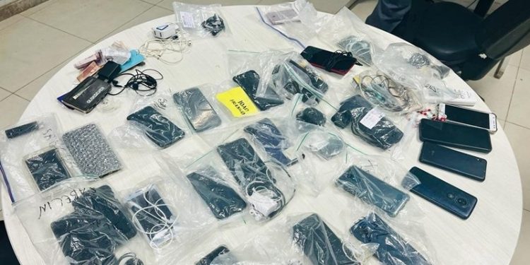 Mulheres que alugavam telefones para detentos em regime semi-aberto são presas no terminal de Campo Grande Mulheres que alugavam telefones para detentos em regime semi-aberto são presas no terminal de Campo Grande