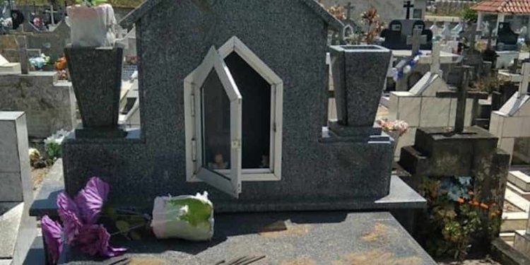 Nem cemitério escapa: Bandidos furtam peças de bronze no Cemitério dos Alemães, em Vila Pavão