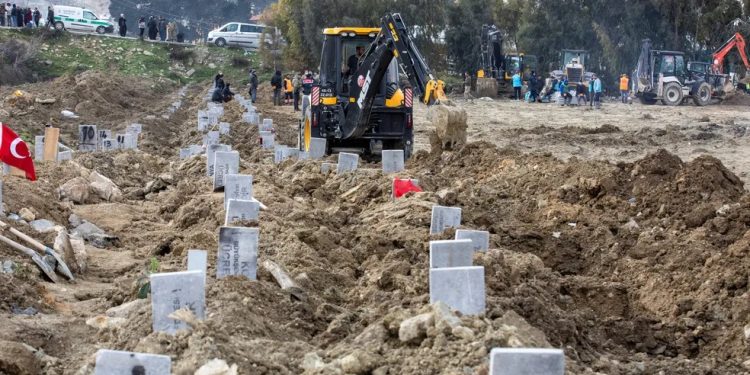 Mortos por terremoto na Turquia e Síria passam de 24 mil e podem chegar a 40 mil Mortos por terremoto na Turquia e Síria passam de 24 mil e podem chegar a 40 mil