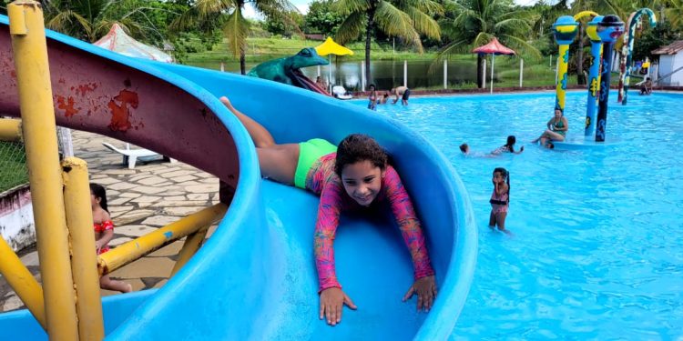 Calor extremo lota clubes e cachoeiras em Barra de São Francisco neste domingo, 5 Calor extremo lota clubes e cachoeiras em Barra de São Francisco neste domingo, 5
