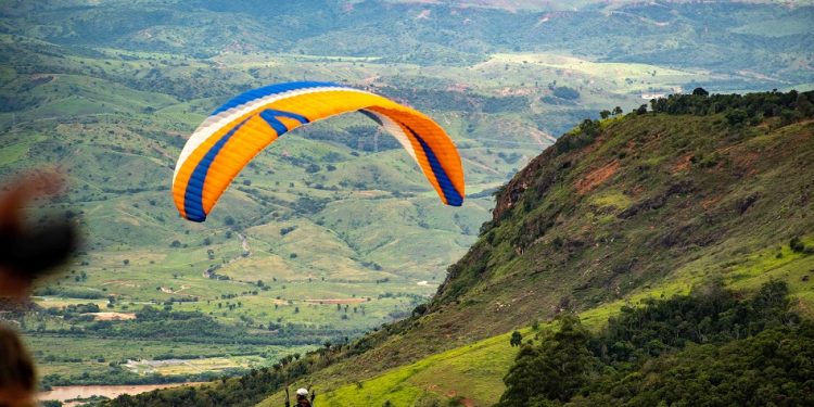 Copa Valadares de Parapente começa neste sábado, 18, no Pico da Ibituruna Copa Valadares de Parapente começa neste sábado, 18, no Pico da Ibituruna