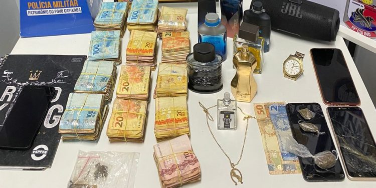 Operação policial apreende quase R$ 56 mil e drogas em uma residência de Pinheiros Operação policial apreende quase R$ 56 mil e drogas em uma residência de Pinheiros