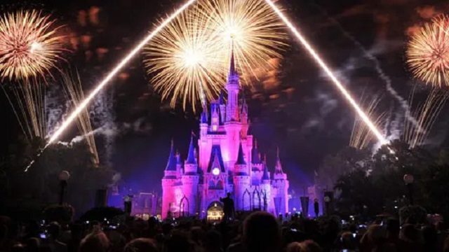 Disney vai demitir 7.000 funcionários e economizar US$ 5,5 bi em custos Disney vai demitir 7.000 funcionários e economizar US$ 5,5 bi em custos