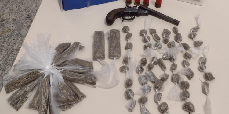 PM prende mulher com arma e drogas no bairro Rúbia em Nova Venécia PM prende mulher com arma e drogas no bairro Rúbia em Nova Venécia