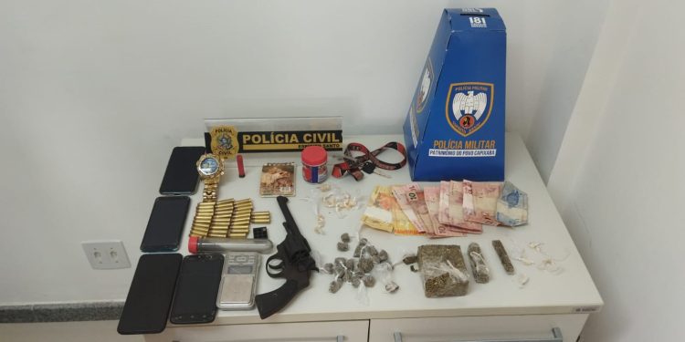 Policiais apreendem arma de fogo, moto e grande quantidade de drogas no Santa Helena, em São Gabriel Policiais apreendem arma de fogo, moto e grande quantidade de drogas no Santa Helena, em São Gabriel