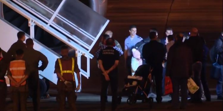 Vôo da FAB chega no Galeão com 18 pessoas resgatadas na Turquia Vôo da FAB chega no Galeão com 18 pessoas resgatadas na Turquia