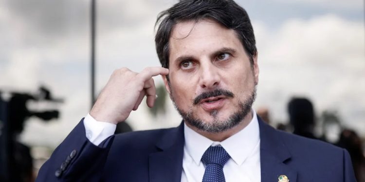 Marcos do Val afirma que vai renunciar e que Bolsonaro tentou coagi-lo a dar golpe Marcos do Val afirma que vai renunciar e que Bolsonaro tentou coagi-lo a dar golpe