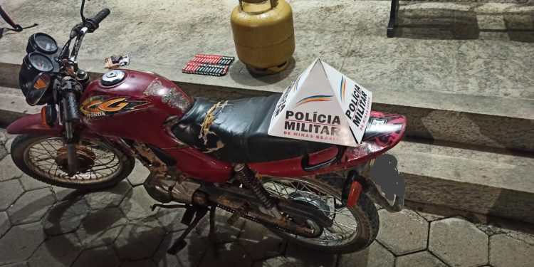 PM recupera moto furtada e até uma botija de gás com gatuno em Mantena