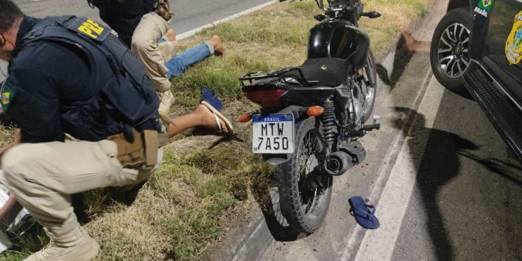PRF apreende dois adolescentes com moto roubada minutos antes na Serra