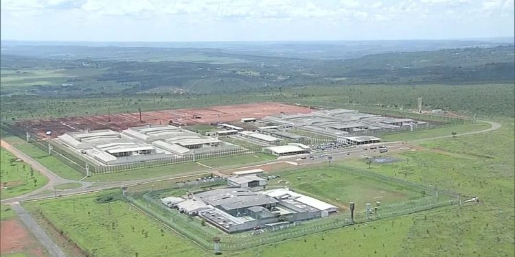 Quatro refeições, 2h de banho de sol e poucas visitas: como é a rotina dos presos após os ataques em Brasília Quatro refeições, 2h de banho de sol e poucas visitas: como é a rotina dos presos após os ataques em Brasília