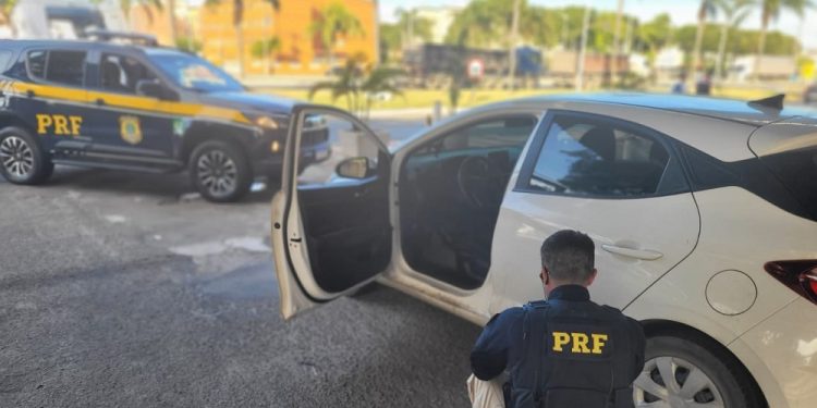 PRF prende homem com veículo de locadora furtado e clonado na Serra
