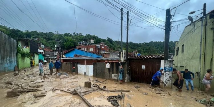 Com 40 mortes confirmadas, buscas por sobreviventes continuam no litoral Paulista