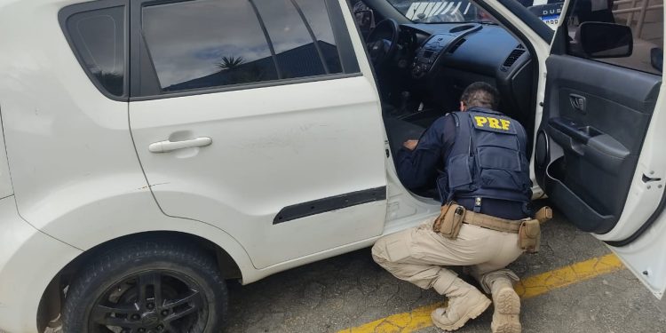 PRF recupera veículo com restrição de roubo no KM 264 da BR 101, na Serra PRF recupera veículo com restrição de roubo no KM 264 da BR 101, na Serra