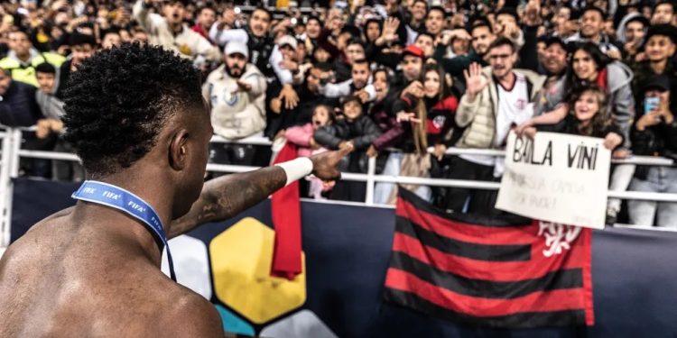 Eleito Craque do Mundial, Vini Jr. doa camisa a torcedora do Flamengo