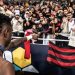 Eleito Craque do Mundial, Vini Jr. doa camisa a torcedora do Flamengo Eleito Craque do Mundial, Vini Jr. doa camisa a torcedora do Flamengo