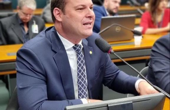 Deputado capixaba questiona ministros sobre segurança nas escolas após ataque em SP Deputado capixaba questiona ministros sobre segurança nas escolas após ataque em SP