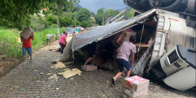 População saqueia carga de frango após caminhão tombar no km 202 da BR-101, perto de João Neiva
