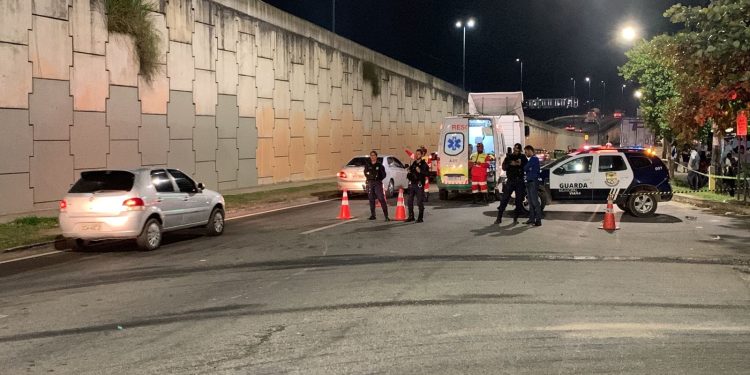 Colisão entre moto e caminhão deixa uma pessoa morta na BR-101,em Viana Colisão entre moto e caminhão deixa uma pessoa morta na BR-101,em Viana