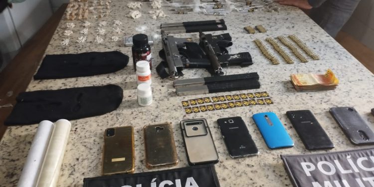 Polícia detém três suspeitos e apreende armas em Água Doce do Norte Polícia detém três suspeitos e apreende armas em Água Doce do Norte