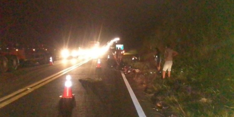 Acidente entre moto e Montana deixa duas pessoas feridas na BR-101, perto de Cachoeiro do Itapemirim