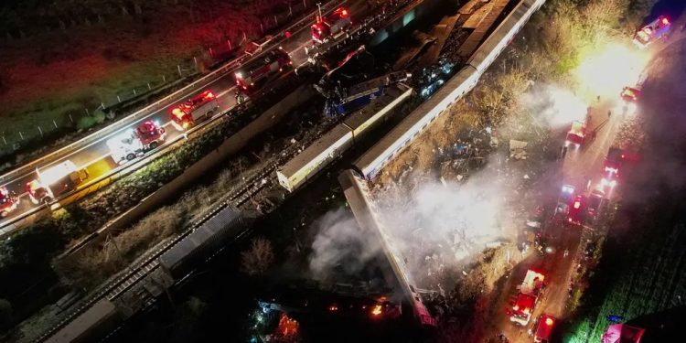 Colisão de trens na Grécia deixou ao menos 36 mortos na noite desta terça, 28