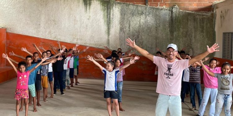 Dançarino da Secultur, Alex Soares visita escola no bairro Colina e ensina movimentos às crianças Dançarino da Secultur, Alex Soares visita escola no bairro Colina e ensina movimentos às crianças