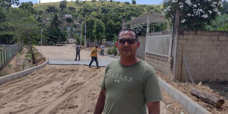 Microempreendedor parabeniza conclusão de calçamento de ruas na Vila dos Anjos, em Paulista Microempreendedor parabeniza conclusão de calçamento de ruas na Vila dos Anjos, em Paulista