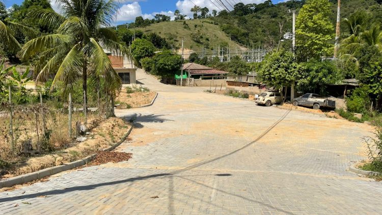 Microempreendedor parabeniza conclusão de calçamento de ruas na Vila dos Anjos, em Paulista