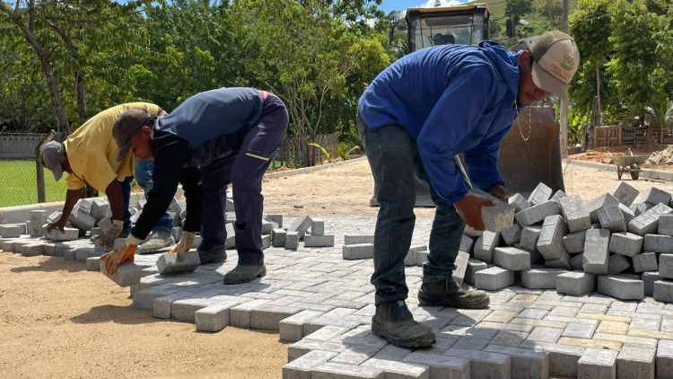 Microempreendedor parabeniza conclusão de calçamento de ruas na Vila dos Anjos, em Paulista