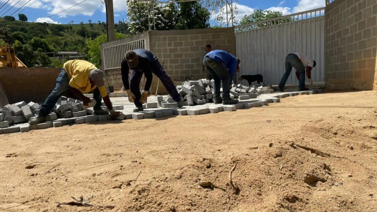 Microempreendedor parabeniza conclusão de calçamento de ruas na Vila dos Anjos, em Paulista