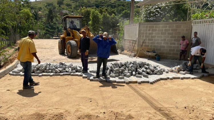 Microempreendedor parabeniza conclusão de calçamento de ruas na Vila dos Anjos, em Paulista