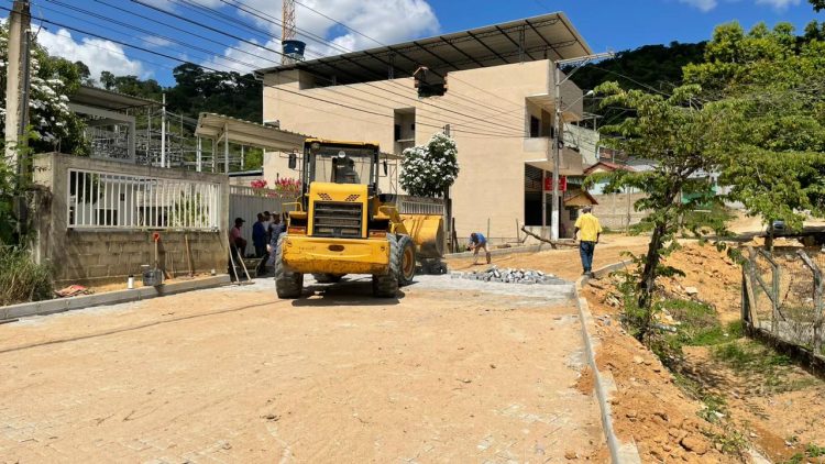 Microempreendedor parabeniza conclusão de calçamento de ruas na Vila dos Anjos, em Paulista