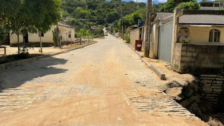 Microempreendedor parabeniza conclusão de calçamento de ruas na Vila dos Anjos, em Paulista