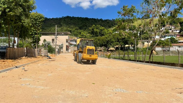 Microempreendedor parabeniza conclusão de calçamento de ruas na Vila dos Anjos, em Paulista