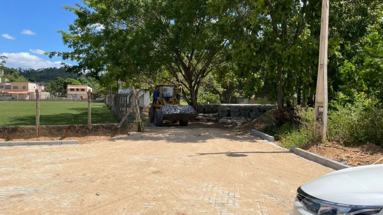 Microempreendedor parabeniza conclusão de calçamento de ruas na Vila dos Anjos, em Paulista