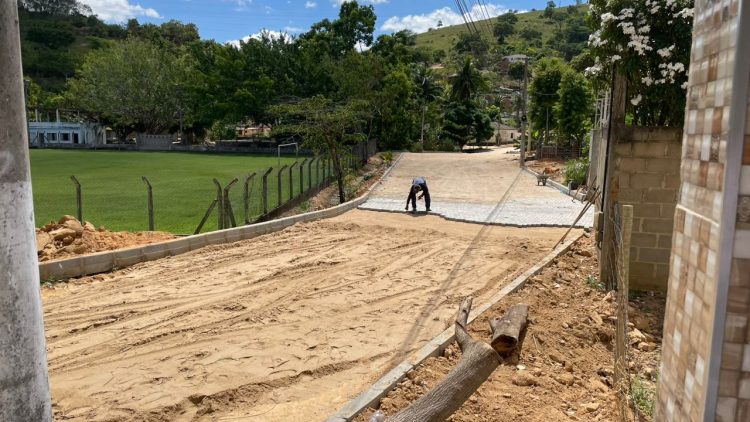 Microempreendedor parabeniza conclusão de calçamento de ruas na Vila dos Anjos, em Paulista