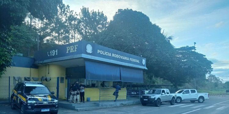 PRF recupera em flagrante 2 caminhonetes do golpe do OLX, na Serra PRF recupera em flagrante 2 caminhonetes do golpe do OLX, na Serra