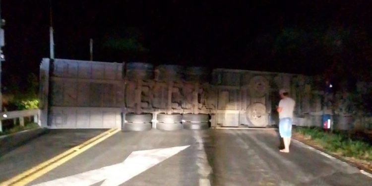 Carreta com carga de ar condicionado tomba na BR-101, perto de Mimoso do Sul