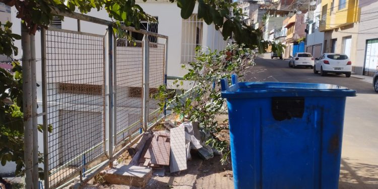 Prefeitura vai identificar e multar as pessoas que estão jogando entulho na rua Prefeito Manoel Gonçalves Prefeitura vai identificar e multar as pessoas que estão jogando entulho na rua Prefeito Manoel Gonçalves