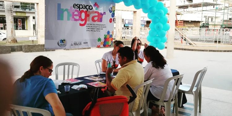 Equipe do Espaço Integrar fez ação neste sábado, 1º, para falar sobre a clínica  do autista