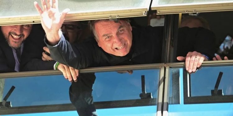 Com bravatas e sem as joias das arábias, Bolsonaro retorna ao Brasil e elogia parlamentares Com bravatas e sem as joias das arábias, Bolsonaro retorna ao Brasil e elogia parlamentares