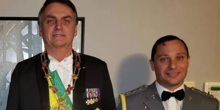 Bolsonaro é alvo de buscas e suspeito de fraudar cartão de vacinação contra a Covid-19