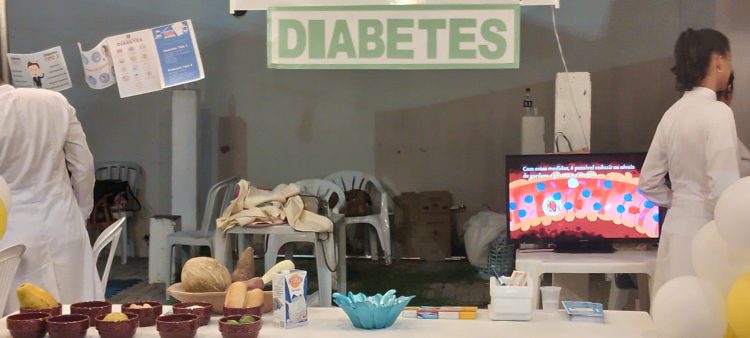 Ação de conscientização para o uso racional de medicamentos atraiu multidão neste sábado, 25