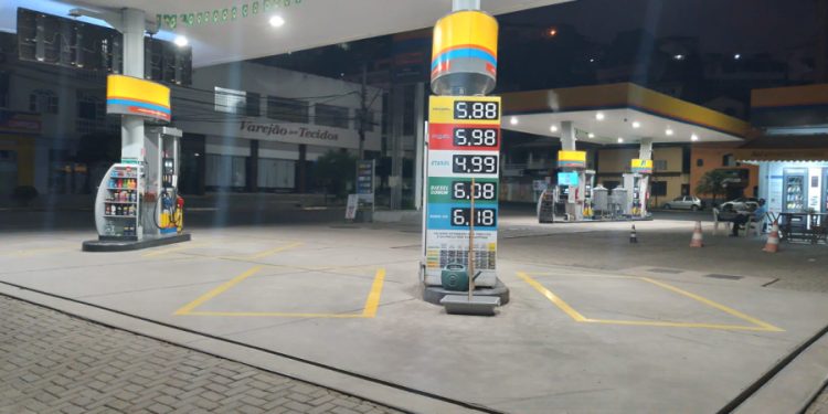 Gasolina sobe 11,45% e vai a R$ 5,88 em Barra de São Francisco após reoneração